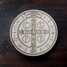 Medal św. Benedykta (PAX, średnica: ok. 20 cm, drewno bukowe)