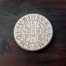 Medal św. Benedykta (IHS, średnica: ok. 15 cm, drewno bukowe)