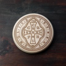 Medal św. Benedykta (IHS, średnica: ok. 15 cm, drewno bukowe)