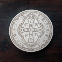Medal św. Benedykta (IHS, średnica: ok. 20 cm, drewno bukowe)