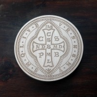 Medal św. Benedykta (IHS, średnica: ok. 20 cm, drewno bukowe)