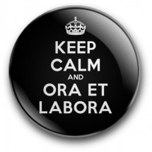 Keep calm and ora et labora (magnes, wersja czarna, średnica – 56 mm)