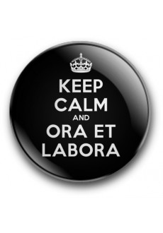 Keep calm and ora et labora (magnes, wersja czarna, średnica – 56 mm)