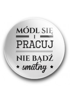 Módl się i pracuj, nie bądź smutny (przypinka, średnica – 56 mm)