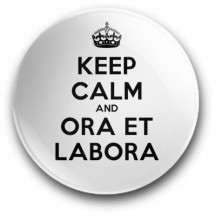 Keep calm and ora et labora (przypinka, wersja biała, średnica – 56 mm)