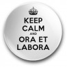 Keep calm and ora et labora (magnes, wersja biała, średnica – 56 mm)